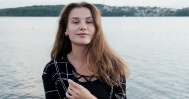 Hareketli kameraya bakarak güzel bir görünüm ve doğal makyaj ile Harika gülümseyen kadın