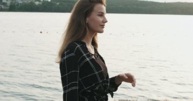 Hareketli kameraya bakarak güzel bir görünüm ve doğal makyaj ile Harika gülümseyen kadın