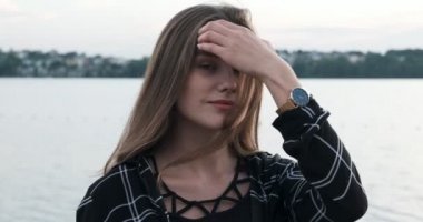 Gün batımında genç güzel kadının yakın portresi. Yavaş çekim