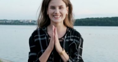 Kazanan mutlu ve şaşırmış genç kadının portresi