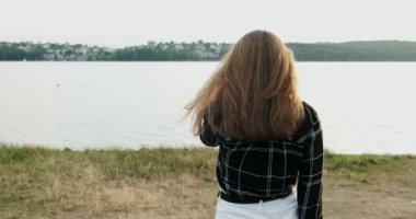 Beni takip et, onu takip etmeni isteyen yürüyen genç kız.
