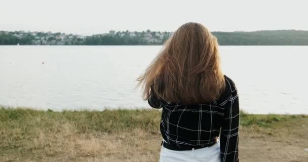 Volg mij, jonge smilling Walking Girl die je vraagt om haar te volgen — Stockvideo