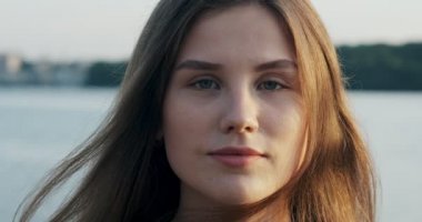 Güzel bir görünüm ve doğal kamera bakarak makyaj ile Harika kadın