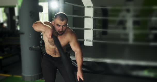健身运动员在训练中使用战斗绳。高强度的锻炼。慢动作 — 图库视频影像