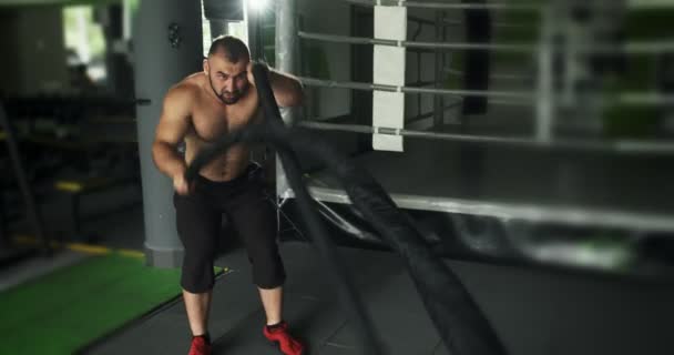 Fitness sportovec používá při výcviku bojová lana. Intenzivní cvičení. Zpomaleně — Stock video