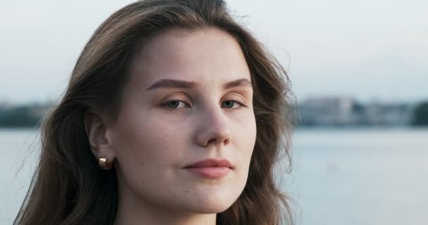 Wunderbare Frau mit einem schönen Blick und natürlichem Make-up, die in die Kamera schaut — Stockvideo