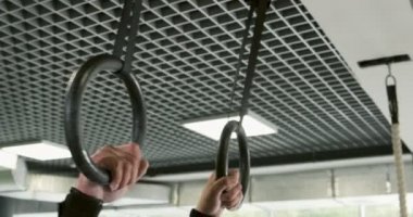 Jimnastik Yüzükleri Üzerinde Pull Up sing performans Güçlü adam. Yavaş çekim
