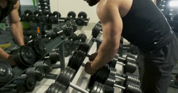 年轻强壮的男子表演倾斜哑铃压，健身房锻炼，剧烈运动，举重，健美 — 图库视频影像