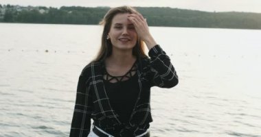 Hareketli kameraya bakarak güzel bir görünüm ve doğal makyaj ile Harika gülümseyen kadın