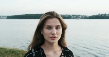 Gün batımında genç güzel kadının yakın portresi. Yavaş çekim