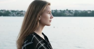 Harika gülümseyen kadın ile bir güzel bakmak ve doğal olun kameraya bakarak