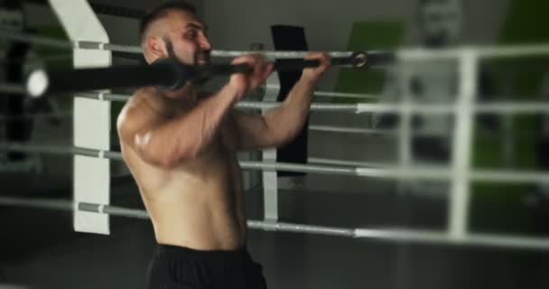 Atleta de fitness utiliza barra de pesas en el entrenamiento. Ejercicio intenso. Movimiento lento — Vídeo de stock