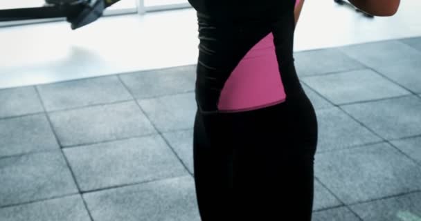 Ισχυρή όμορφη γυναίκα εκπαίδευση μυών με μπάρα στο αθλητικό κλαμπ. Αθλητής θηλυκό κάνει άσκηση στο σύγχρονο γυμναστήριο — Αρχείο Βίντεο