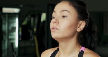 Spor kulübünde çalışan simülatörü güçlü güzel kadın eğitim. Atlet kadın modern spor salonunda fitness makinesi nde spor yürüyüş yapıyor. Güzel kız fitness kulübünde bacaklar için egzersizler yapma