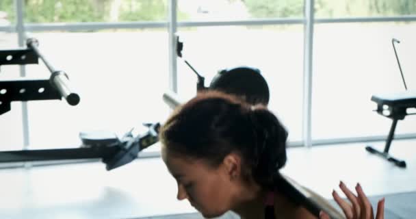 Silná ženská cvičnice s barbellem ve sportovním klubu. Sportovkyně cvičnou v moderní tělocvičně — Stock video