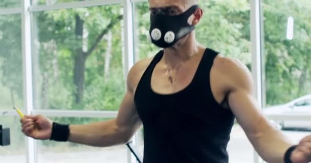 Sportlicher Mann, der mit einem Springseil trainiert. Nahaufnahme, Zeitlupe — Stockvideo