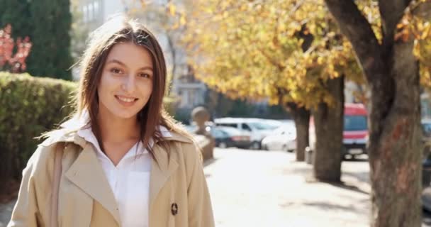 Suis-moi, jeune fille pleine de bonne humeur qui court et qui te demande de la suivre. Jeune femme atractive courir et sourire au soleil — Video