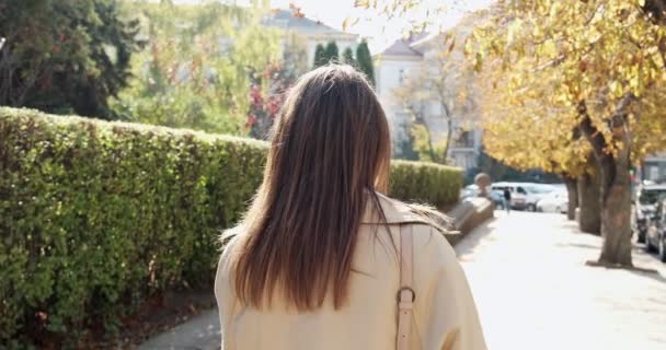 Sígueme, joven chica feliz y olorosa corriendo y pidiéndote que la sigas. Joven mujer atractiva correr y sonreír al sol — Vídeos de Stock