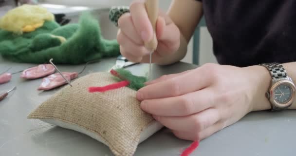 Mujer haciendo lana arte muñeca juguete en la mesa de cerca. Mujer sentada y creando ooak muñeca en casa. Aguja fieltro Habilidades hechas a mano y creativas — Vídeos de Stock