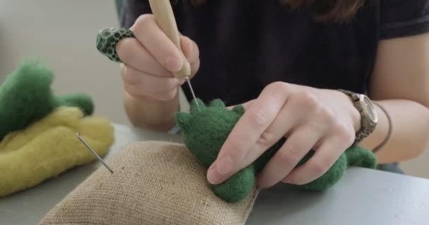 Kvinna gör ull konst docka leksak vid bordet närbild. Kvinnligt sittande och skapande av ekdocka hemma. Nål filtade Handgjorda och kreativa färdigheter — Stockvideo