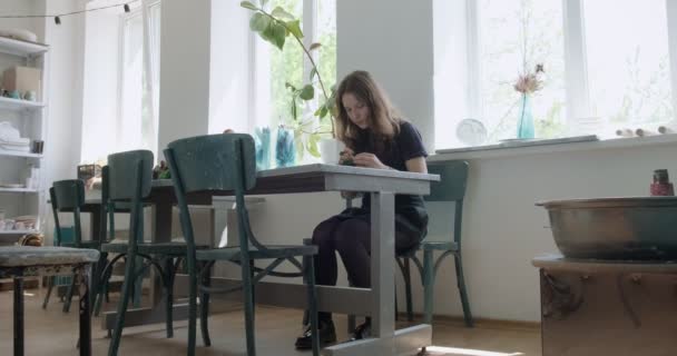 Egy nő gyapjú játékszert készít az asztalnál. Nő ül, és létre tölgyfa baba otthon. Tű Felted Kézzel készített és kreatív készségek — Stock videók