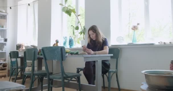 Femme faisant jouet de poupée d'art de laine à la table. Femme assise et créant une poupée ooak à la maison. Aiguille feutrée Compétences artisanales et créatives — Video