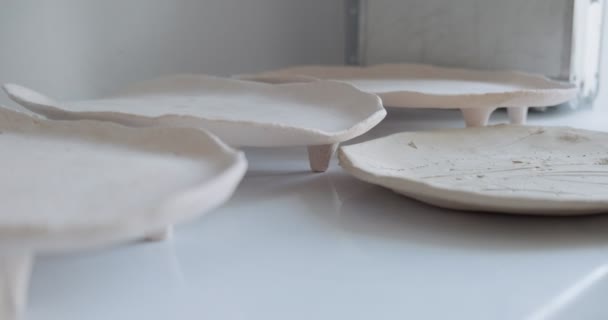 Primo piano degli utensili per la ceramica in officina. Donna che fa oggetti in ceramica. Lavorazione della ceramica, abilità artigianali e creative — Video Stock