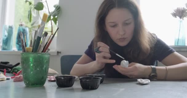 Donna rendendo bambola parte in ceramica. Femmina seduta e creando orecchio per bambola a casa a tavola. Parti di bambole di ceramica, abilità fatte a mano e creative — Video Stock