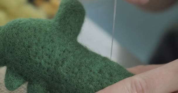 Mujer haciendo lana arte muñeca juguete en la mesa de cerca. Mujer sentada y creando ooak muñeca en casa. Aguja fieltro Habilidades hechas a mano y creativas — Vídeo de stock