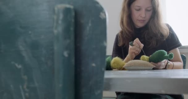 Mujer haciendo lana arte muñeca juguete en la mesa. Mujer sentada y creando ooak muñeca en casa. Aguja fieltro Habilidades hechas a mano y creativas — Vídeo de stock