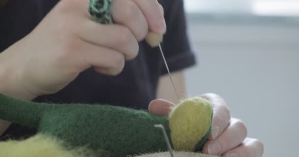 Vrouw maken wol kunst pop speelgoed aan tafel close-up. Vrouwelijke zittende en het creëren van ooak pop thuis. Naaldvilt Handgemaakte en creatieve vaardigheden — Stockvideo