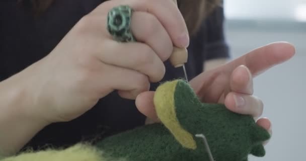 Vrouw maken wol kunst pop speelgoed aan tafel close-up. Vrouwelijke zittende en het creëren van ooak pop thuis. Naaldvilt Handgemaakte en creatieve vaardigheden — Stockvideo