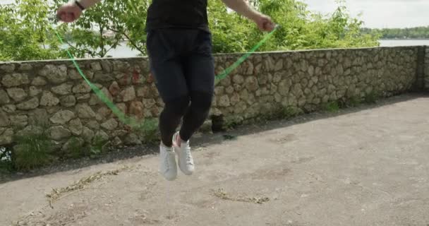 Entrenamiento con cuerda de salto, ejercicio de fuerza intensa al aire libre. Hombres haciendo ejercicio cardiovascular difícil con cuerda de salto y máscara — Vídeos de Stock