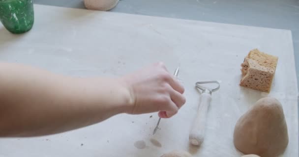 Primer plano de las herramientas de cerámica en el taller. Mujer haciendo artículo de cerámica. Trabajo de cerámica, habilidades hechas a mano y creativas — Vídeo de stock