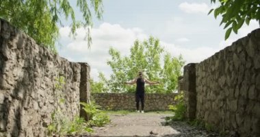 İple atlama eğitimi, dışarıda yoğun bir güç egzersizi. Erkekler atlama halatı ve maskeyle zor bir kardiyo çalışması yapıyorlar.