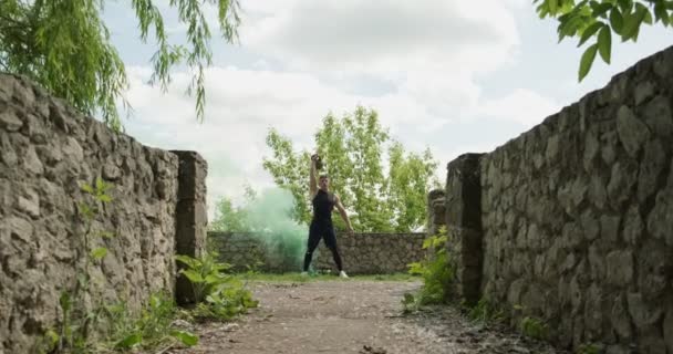 Entraînement avec kettlebells, exercice intense de force en plein air avec fond de fumée. Hommes faisant de l'exercice avec kettlebell — Video