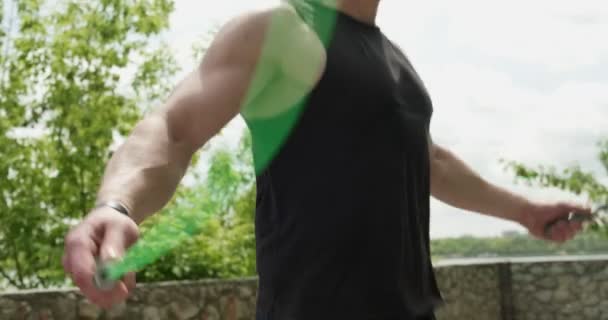 Edzés ugrókötéllel, intenzív edzéserő a szabadban. Férfiak csinál nehéz kardio edzés ugrókötél és maszk — Stock videók