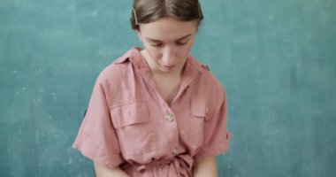 Kadın çömlekçi oturuyor ve çömlek çarkında bir fincan yapıyor. Kadın seramik bir şey yapıyor. Çömlekçilik, el yapımı ve yaratıcı beceriler