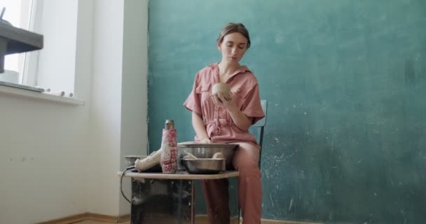 Női fazekas ül és készít egy csészét. Kerámia tárgyat készítő nő. Fazekasmunka, kézműves és kreatív készségek — Stock videók