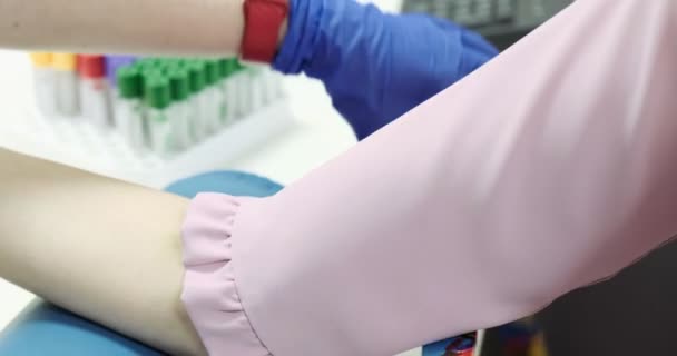 Doktor připravuje pacientovu ruku na krevní testy na klinice. Diagnostika zdraví v nemocnici — Stock video