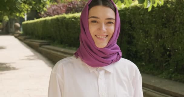 Bella giovane donna che guarda la macchina fotografica, indossa il tradizionale velo. Attraente femmina in hijab — Video Stock