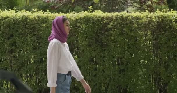 Mulher bonita caminhar na rua, vestindo lenço de cabeça tradicional. Mulher atraente no hijab — Vídeo de Stock
