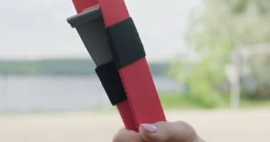 Güzel, genç bir kadın spor yapıyor. Açık havada spor kemerleriyle. Çekici bir kadın eğitimi. Kapat.