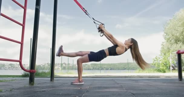 아름다운 젊은 여자는 옥외에서 건강에 좋은 끈으로 훈련을 받는다. 매력적 인 여성 훈련 — 비디오