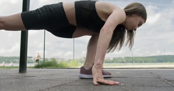 Schöne junge Frau trainiert mit Fitnessbändern im Freien. Attraktive weibliche Ausbildung — Stockvideo