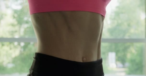 Schöne junge Frau trainiert mit Gewichtstange im Fitnessstudio. Attraktive weibliche Ausbildung — Stockvideo