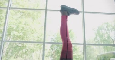 Güzel, genç bir kadın spor salonunda spor kemerleriyle antrenman yapıyor. Çekici Kadın Eğitimi