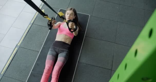 漂亮的年轻女子在健身房练健身带.吸引人的女性培训 — 图库视频影像