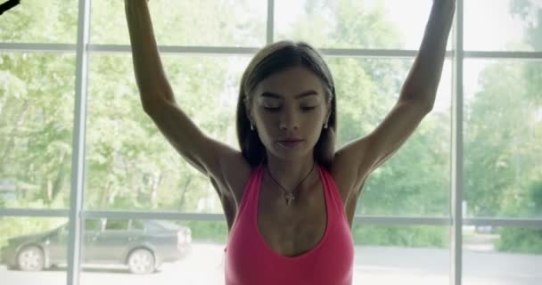 Schöne junge Frau trainiert mit Gewichtstange im Fitnessstudio. Attraktive weibliche Ausbildung — Stockvideo