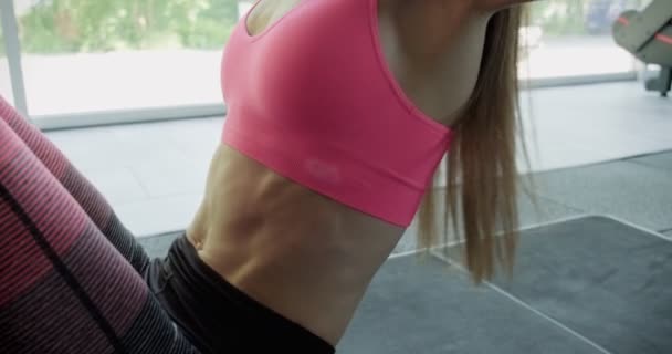 Hermosa mujer joven hace entrenamiento con correas de fitness en el gimnasio. Atractivo entrenamiento femenino — Vídeos de Stock